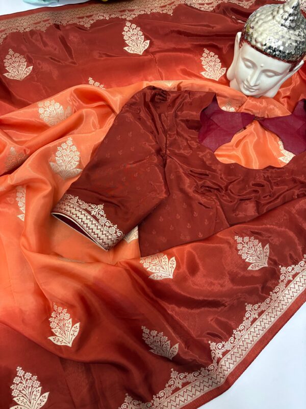 Dual shade pure crepe saree having all over bootis with silver weaving